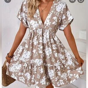 Chic, V-neck floral dress size 10/12